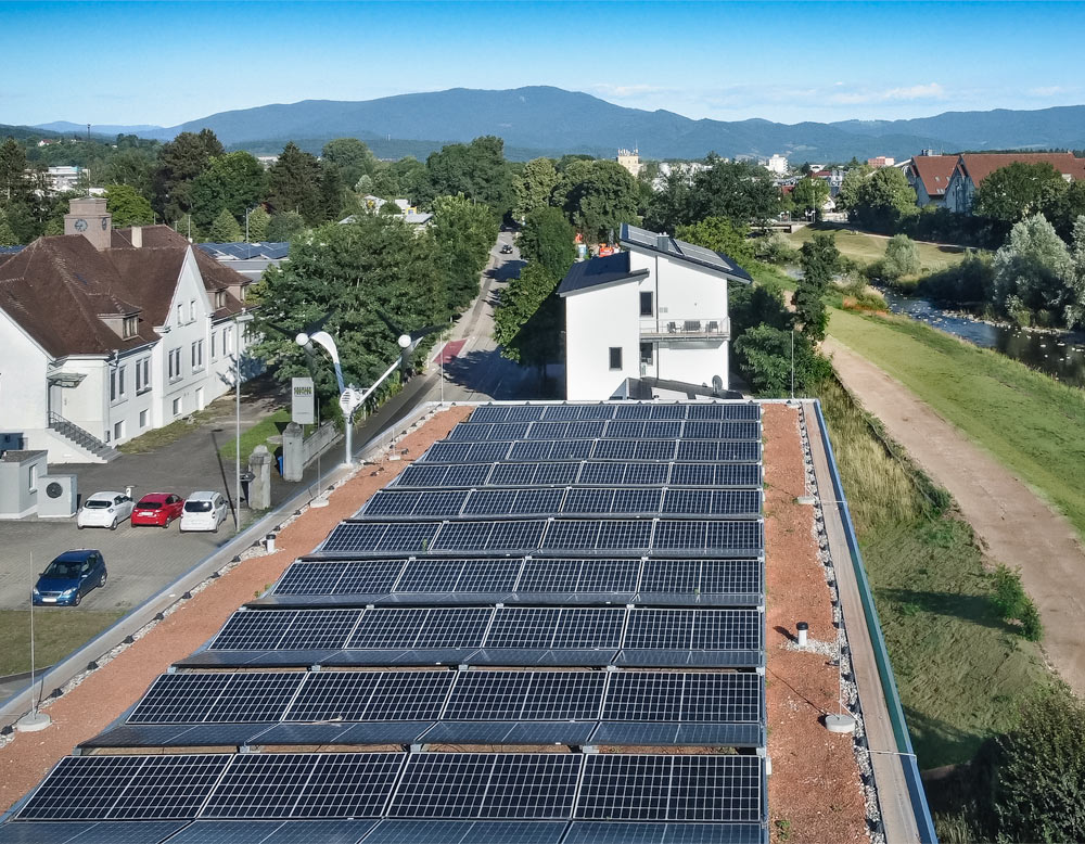 Drohnenaufnahme Dach mit Solarzellen und Windrad - Praxis an der Elz – Zahnheilkunde & Kieferorthopädie, Teningen