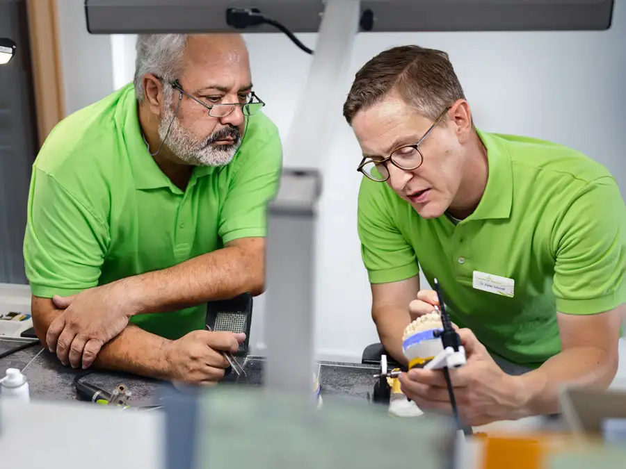 Direkte Kommunikation zwischen Zahntechniker und Zahnarzt Dr. Peter Schmidt bei der Beurteilung eines Gebissabgusses - Praxis an der Elz – Zahnheilkunde & Kieferorthopädie, Teningen